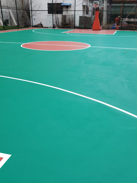 金城江 球场长期使用易出现地面开裂